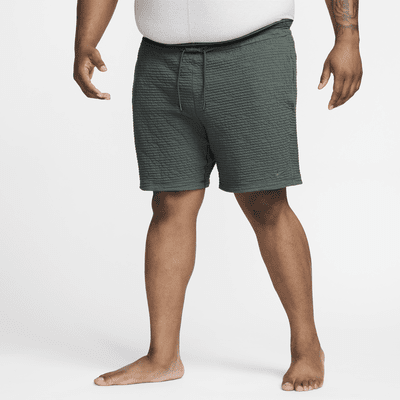 Shorts sin forro Dri-FIT de 18 cm para hombre Nike Yoga