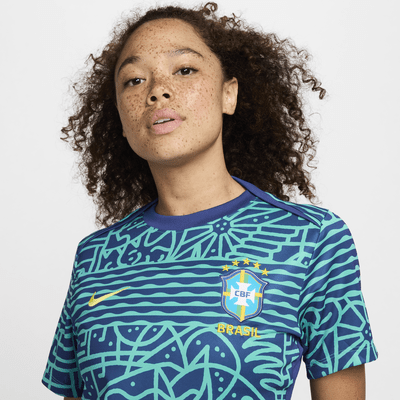 Playera de manga corta de fútbol Nike Dri-FIT para antes del partido para mujer Brazil Academy Pro