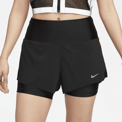 กางเกงวิ่งขาสั้น 3 นิ้วเอวปานกลางผู้หญิงแบบ 2-IN-1 พร้อมกระเป๋า Nike Dri-FIT Swift