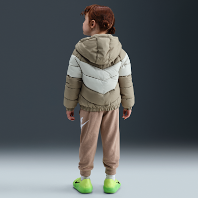 Chamarra acolchada con gorro y diseño de chevrón infantil Nike