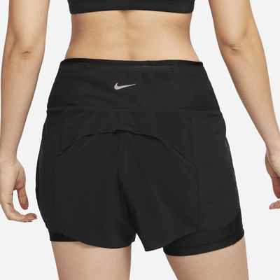 กางเกงวิ่งขาสั้น 3 นิ้วเอวปานกลางผู้หญิงแบบ 2-IN-1 พร้อมกระเป๋า Nike Dri-FIT Swift