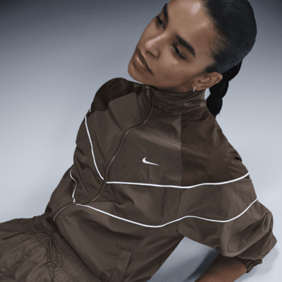 Casaco entrançado folgado com fecho completo e proteção UV Nike Windrunner para mulher