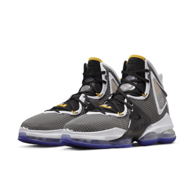 Chaussure de basket LeBron 19