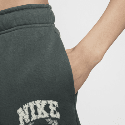 Shorts con gráfico de tiro medio para mujer Nike Sportswear Club Fleece