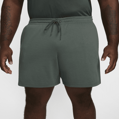 Shorts Dri-FIT de 18 cm sin forro con protección UV versátiles para hombre Nike Primary