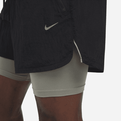 Shorts de correr Dri-FIT de 13 cm repelentes al agua 2 en 1 para hombre Nike Stride Running Division