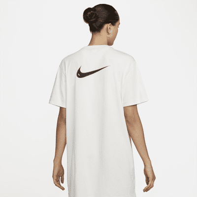 เดรสแขนสั้นผู้หญิง Nike Sportswear Swoosh