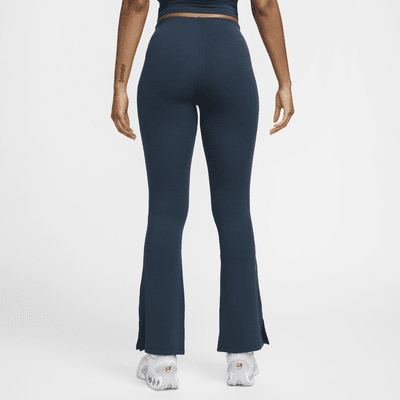 Leggings acampanados de tela de minicanalé ajustados para mujer Nike Sportswear Chill Knit