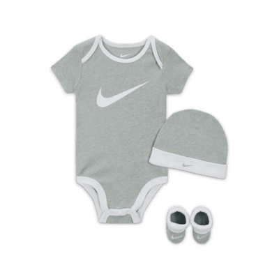 tyve Ejendomsret Indrømme Nike Baby (6-12M) Bodysuit, Hat and Booties Box Set. Nike.com