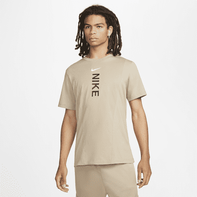 Tom Audreath Arte Saga Nike Sportswear Hybrid Camiseta - Hombre. Nike ES