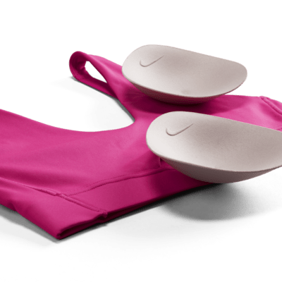 Bra deportivo con almohadilla de media sujeción para mujer Nike Indy Plunge Cutout