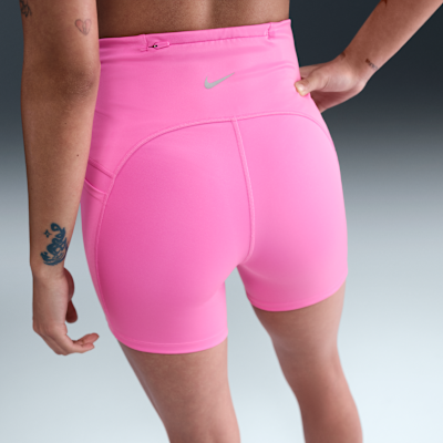 กางเกงวิ่งขาสั้น 3 นิ้วเอวสูงทรงรัดรูปพร้อมกระเป๋า Nike Swift
