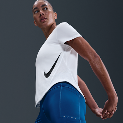 Haut de running à manches courtes Dri-FIT Nike Tempo Swoosh Run pour femme