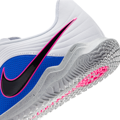 Nike Jr. Phantom 6 Low Club Fußballschuh für Hallen- und Hartplätze (ältere Kinder)