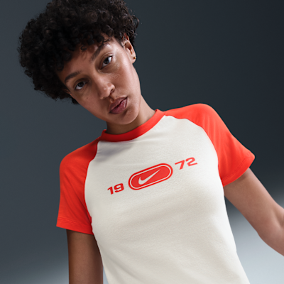 Nike Sportswear Chill Knit aansluitend T-shirt met graphic voor dames