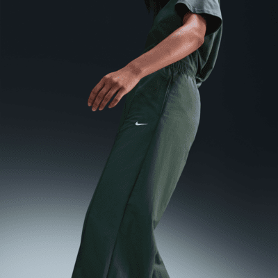 Nike Sportswear Everything Wovens Damenhose mit mittelhohem Bund und offenem Saum