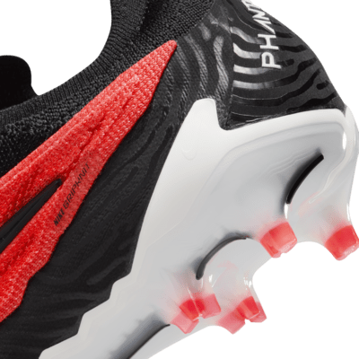 Tacos de fútbol de corte low para terreno firme Nike Phantom GX Elite