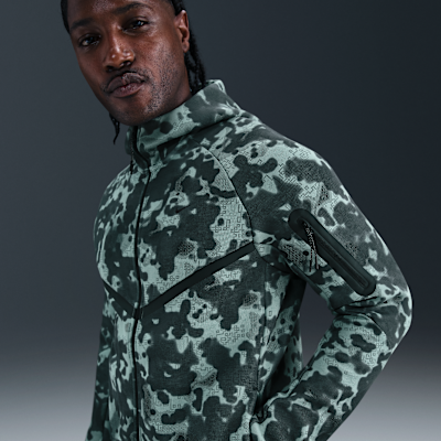 Chamarra Windrunner de tejido Fleece camuflajeada de cierre completo para hombre Nike Tech