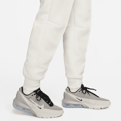 Nike Sportswear Tech Fleece joggebukse med mellomhøyt liv til dame