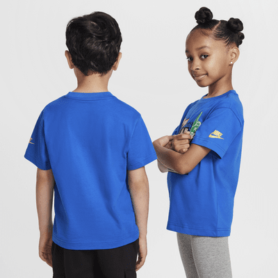 Playera con gráfico para niños talla pequeña Nike Step Up Your Game