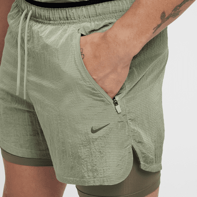 Shorts de correr Dri-FIT de 13 cm repelentes al agua 2 en 1 para hombre Nike Stride Running Division