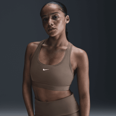 Ovadderad sport-BH Nike Swoosh med lätt stöd för kvinnor