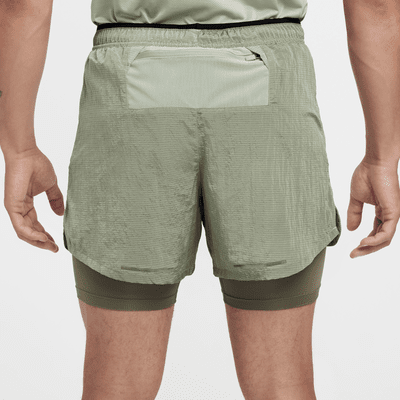 Shorts de correr Dri-FIT de 13 cm repelentes al agua 2 en 1 para hombre Nike Stride Running Division