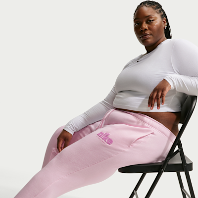 Pants de tiro medio Nike Sportswear con gráfico para mujer Club Fleece (talla grande)