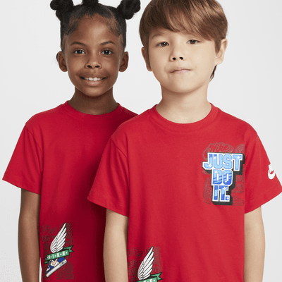 Playera con gráfico para niños talla pequeña Nike Step Up Your Game