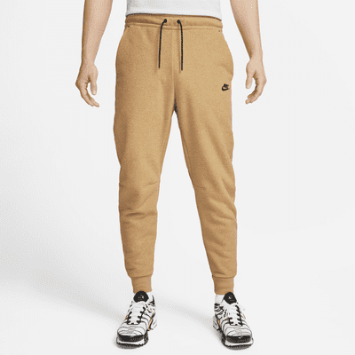 Channeling the signature details of our Tech Fleece, these joggers are made with plush, fluffy fleece for comfort that combats cold conditions.