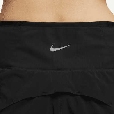 กางเกงวิ่งขาสั้น 3 นิ้วเอวปานกลางผู้หญิงแบบ 2-IN-1 พร้อมกระเป๋า Nike Dri-FIT Swift