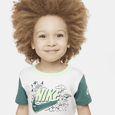 Conjunto de playera y shorts infantil Nike Sportswear Create Your Own Adventure