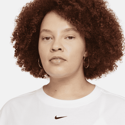 Camisola de manga curta com ajuste folgado Nike Sportswear Essential para mulher (tamanho Plus)