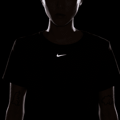 เสื้อแขนสั้นผู้หญิงทรงมาตรฐานแบบมีลูกเล่น Nike Dri-FIT One Luxe