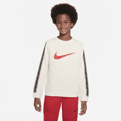 Nike Sportswear Repeat Sweatshirt van fleece met ronde hals voor jongens.  Nike BE