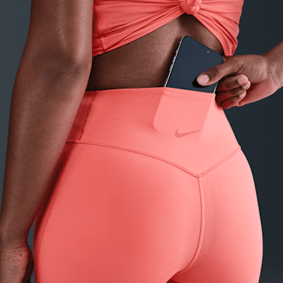 Shorts de ciclismo con bolsillos de 20 cm de tiro alto y media sujeción para mujer Nike Universa