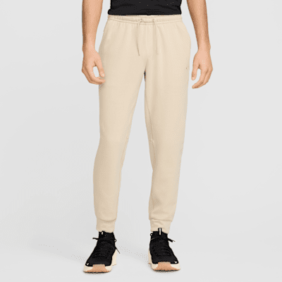 Joggers de alto rendimiento Dri-FIT con protección UV para hombre Nike Primary Fleece