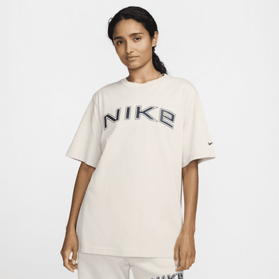 Nike Sportswear weites Kurzarmshirt mit Grafik (Damen)