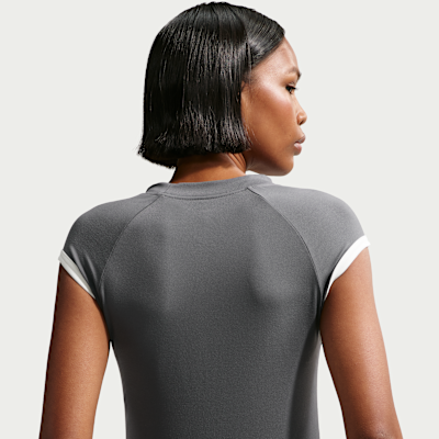 Playera sin mangas Nike Sportswear ajustada con cierre de 1/4 para mujer