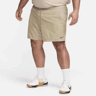 Shorts versátiles Dri-FIT de 13 cm sin forro para hombre Nike Form