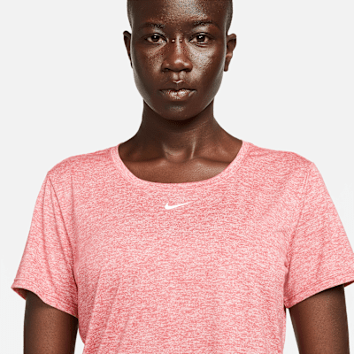 Playera de manga corta y ajuste estándar para mujer Nike Dri-FIT One