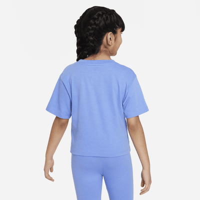 Playera de corte cuadrado para niños talla pequeña Nike Club