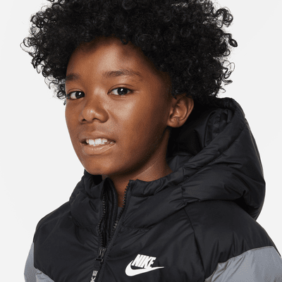 Nike Sportswear Jacke mit Kapuze und Synthetikfüllung für ältere Kinder