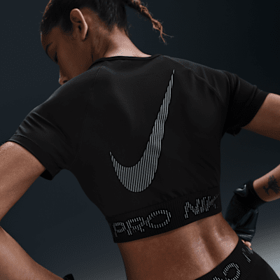 Nike Pro Dri-FIT kürzer geschnittenes Kurzarmshirt mit Grafik (Damen)