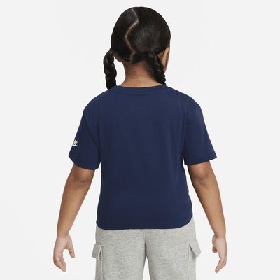 Playera con gráfico para niños talla pequeña Nike Club