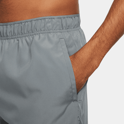 Shorts de correr Dri-FIT de 13 cm con forro de ropa interior para hombre Nike Challenger