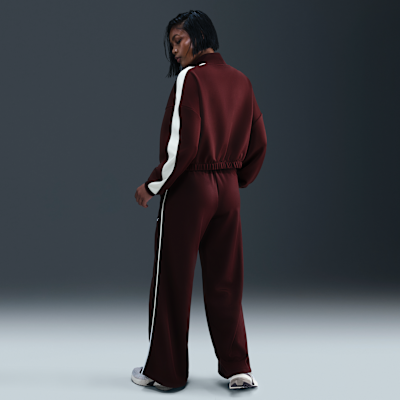 Pants de entrenamiento de tiro medio y pierna amplia para mujer Nike Sportswear