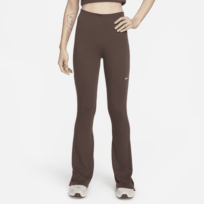 Leggings acampanados de tela de minicanalé ajustados para mujer Nike Sportswear Chill Knit