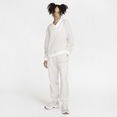 Nike Sportswear Essential lockeres Longsleeve aus Webmaterial mit UV-Schutz und V-Ausschnitt für Damen