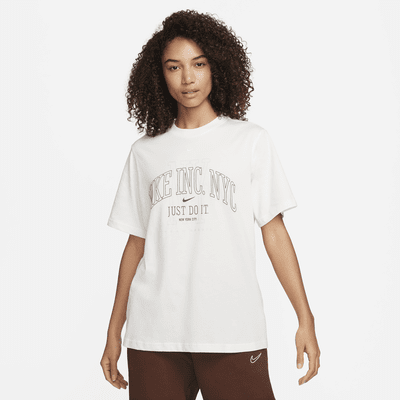 Women\'s Sportswear Graphic Essential T-Shirt. Nike